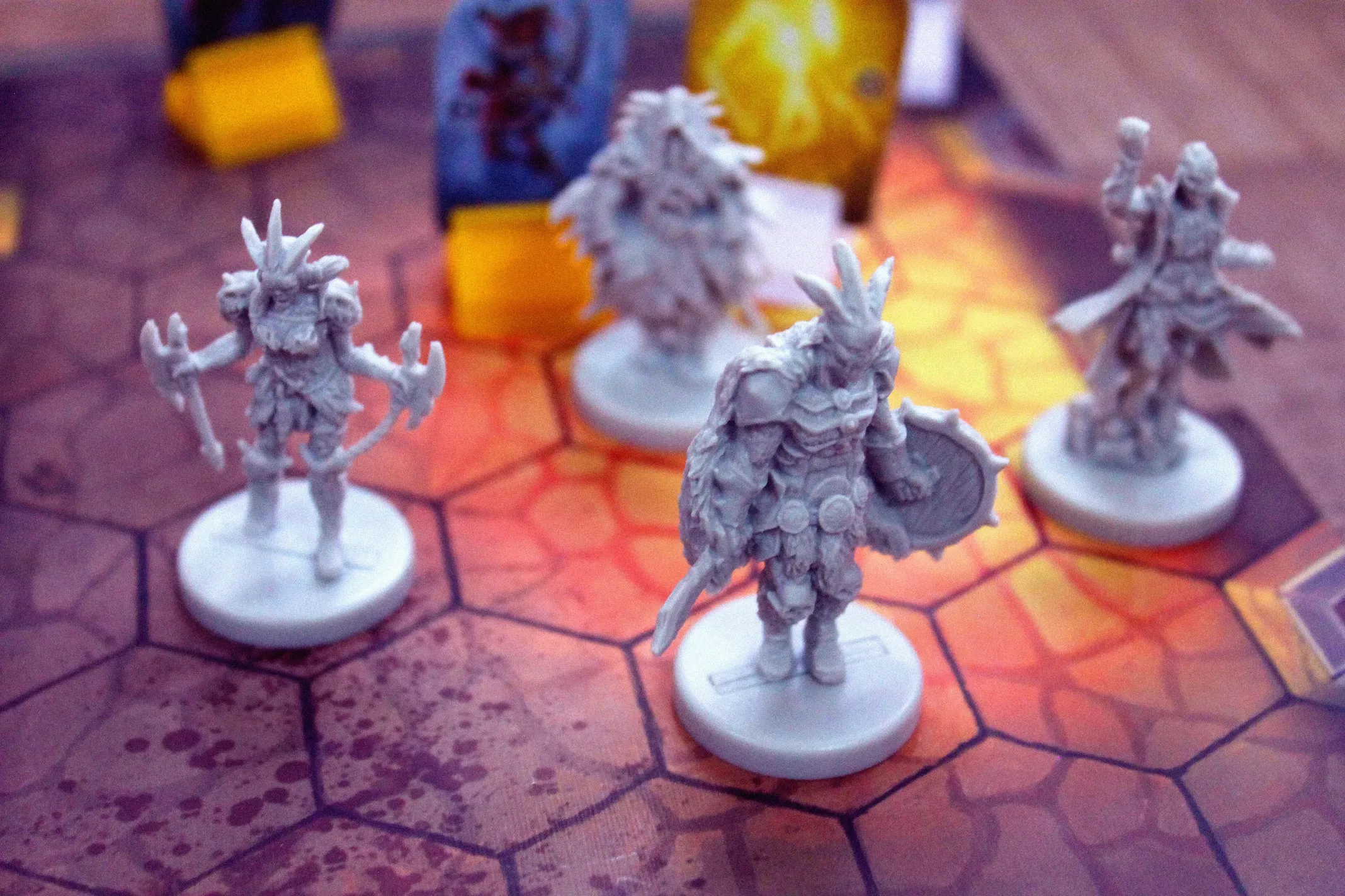 Компоненты настольной игры Gloomhaven Мрачная гавань, фигурки и карты