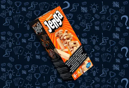 Настольная игра Дженга, процесс игры с башней из брусков